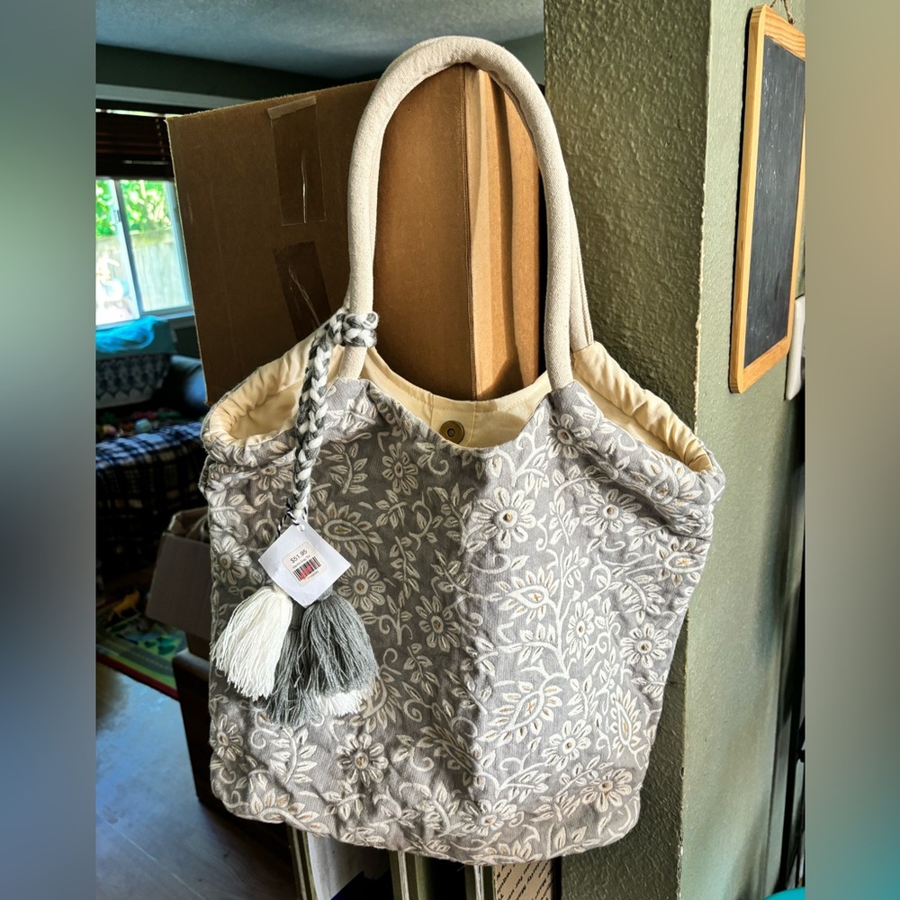 NWT CHLOE & LEX WOMEN TASSELS BAG ,TOTE, SATCHEL